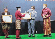 Bupati Dharmasraya Terima Penghargaan LAN-RI