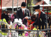 Anjangsana Pemkab Tabur Bunga Kemakam Bupati Pertama Dharmasraya