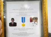 Kemendes Serahkan Penghargaan Tingkat Nasional Ke Bupati Sutan Riska