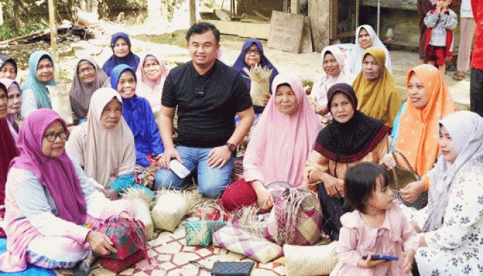 Tabek Bupati Kunjungi Lansia Di Kenagarian Tabek – Harian Jayapos.com