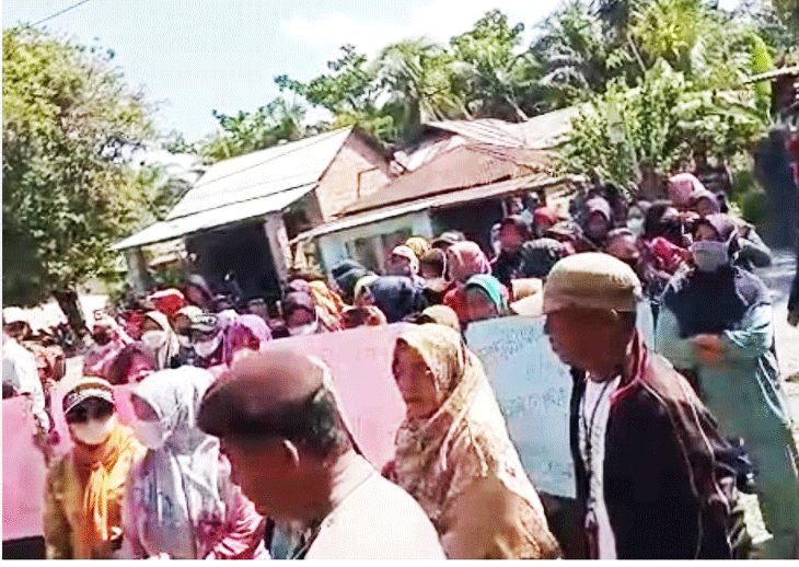 Masyarat Desa Tanjung Putus demo didepan kantor kepala desa.