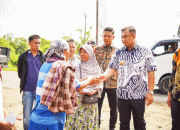 Sutan Riska Kunjungi Pasca Bencana Kebakaran Serahkan Bantuan