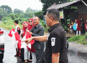 Menyongsong HUT RI Ke-78, DPRD Dharmasraya Bagikan Bendera Merah Putih Ke Pengendara