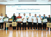 PTPN III (Persero) Beri Penghargaan Kepada Pemanen Kelapa Sawit dan Penderes Karet Terbaik   