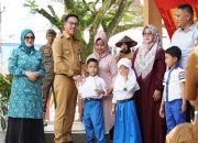 1.812 Pasang Seragam dan Bantuan Stunting Diserahkan di Kecamatan Sungai Pagu