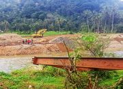 Titian Buai Sungai Abai Wajib Dibongkar Menganggu Kelancaran Aliran Dua  Sungai
