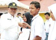 3 SMA dan SMK di Sangir Balai Janggo Terima Bantuan Seragam dari Pemkab Solsel