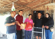 Kapolsek dan Tim Ras Center Salurkan Bantuan kepada Warga Sakit Stroke di Desa Palu Kurau