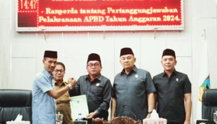 Wabup H. Yulian Efi Serahkan Nota Pengantar Ranperda Pertanggungjawaban Pelaksanaan APBD Tahun 2024 dan RPJMD 2025-2029